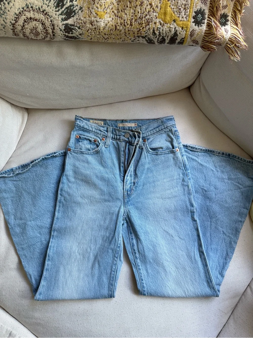 Premium Classic High-Rise Light Blue Women's Levi’s Ribcage Bell Jeans size 26